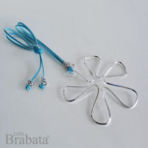coleccione-garabatos-brabata-collar-flor-plata-piel-azul